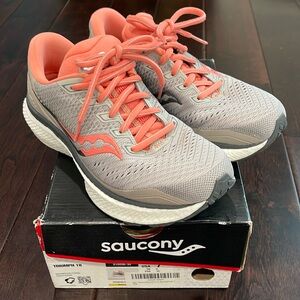 Woman Saucony TRIUMPH 18 running shoes size 7 WIDE